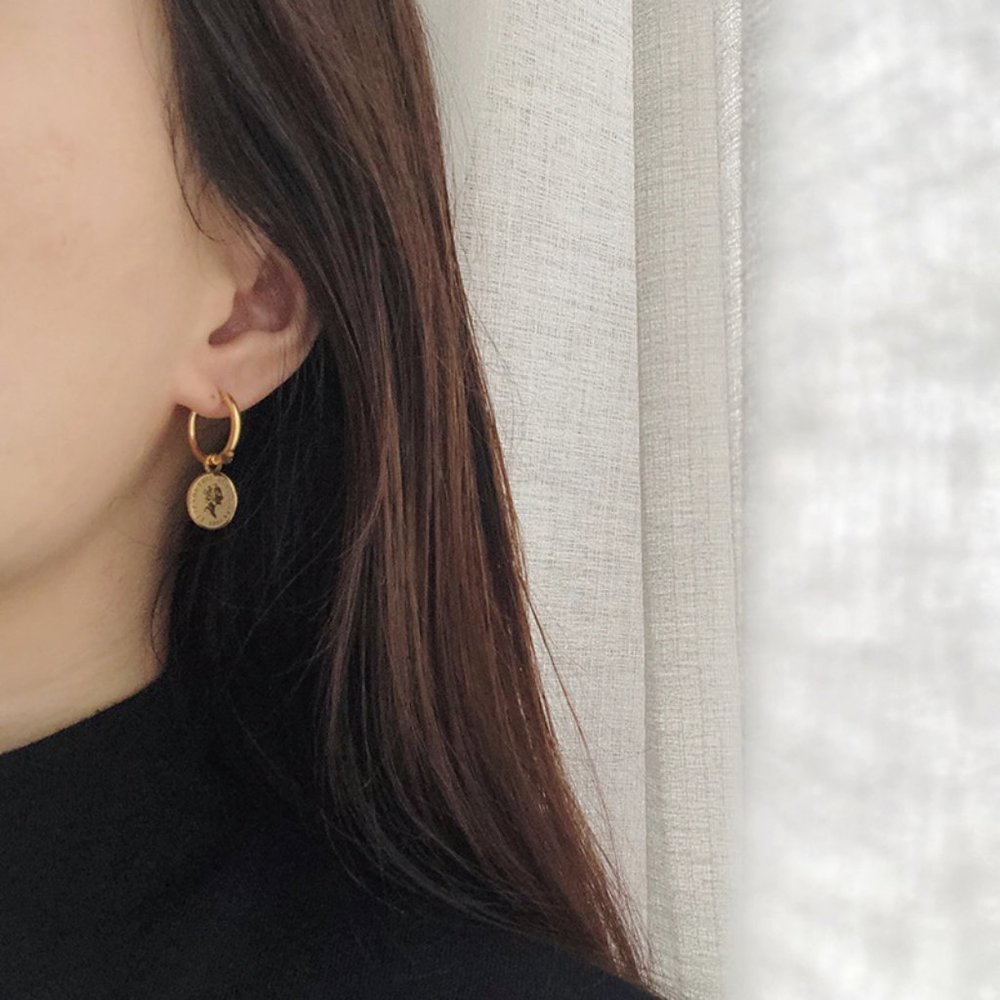 NEW 18K Gold Plated Queen Elizabeth Coin Drop Round Hoop Earrings - Picture 3 of 8